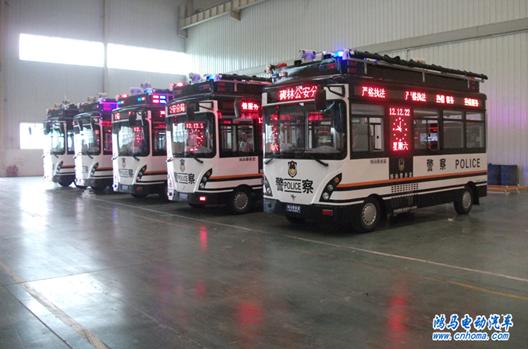 陜西西安碑林11臺鴻馬電動流動警務(wù)室發(fā)車——織密治安防控體系